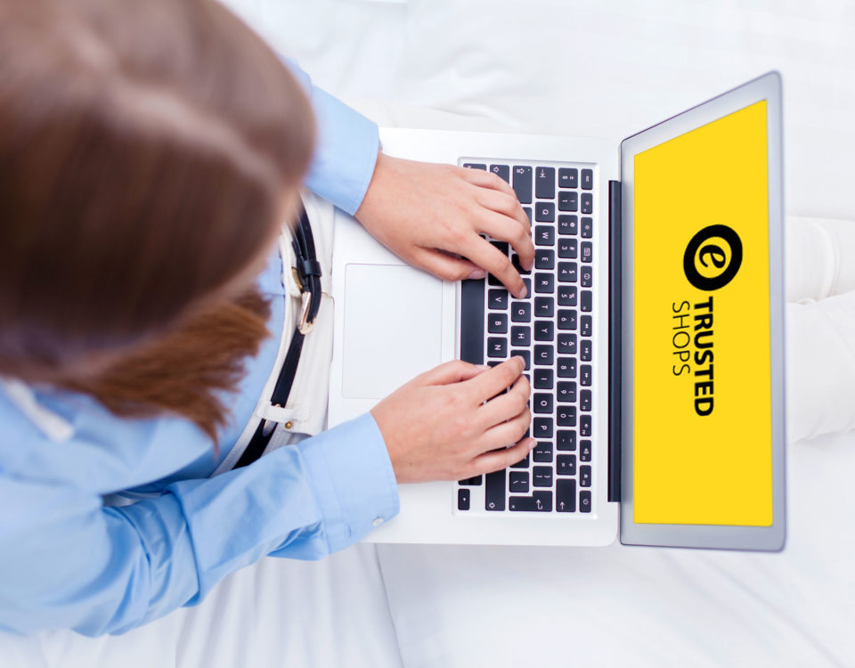 <p>Das <strong>Trusted Shops G&uuml;tesiegel</strong> ist ein bekanntes und weit verbreitetes Zeichen f&uuml;r Vertrauen und Sicherheit im Online-Handel. Es soll Verbrauchern helfen, seri&ouml;se Online-Shops zu erkennen und bietet gleichzeitig einen K&auml;uferschutz. Doch was genau steckt hinter dem Siegel, wie funktioniert der Test und welche Erfahrungen machen H&auml;ndler und Kunden damit?</p>
<h2>Was ist das Trusted Shops G&uuml;tesiegel?</h2>
<p>Das Trusted Shops G&uuml;tesiegel ist eine Zertifizierung f&uuml;r Online-Shops, die bestimmte Qualit&auml;tskriterien erf&uuml;llen. Diese Kriterien umfassen Aspekte wie:</p>
<ul>
<li><strong>Datenschutz:</strong> Sicherstellung des Schutzes pers&ouml;nlicher Daten.</li>
<li><strong>Preistransparenz:</strong> Klare Angaben zu Preisen, Versandkosten und eventuellen Zusatzkosten.</li>
<li><strong>Lieferbedingungen:</strong> Eindeutige Informationen zu Lieferzeiten und -methoden.</li>
<li><strong>Widerrufsrecht:</strong> Einhaltung der gesetzlichen Bestimmungen zum Widerrufsrecht.</li>
<li><strong>Kundenservice:</strong> Erreichbarkeit und Qualit&auml;t des Kundenservice.</li>
</ul>
<p>Online-Shops, die diese Kriterien erf&uuml;llen, erhalten das G&uuml;tesiegel und k&ouml;nnen es auf ihrer Website pr&auml;sentieren. Zus&auml;tzlich zum Siegel bietet Trusted Shops einen K&auml;uferschutz an, der Kunden im Falle von Problemen (z.B. Nichtlieferung, Retoure nicht erstattet) finanziell absichert.</p>
<h2>Der Trusted Shops Test: Wie funktioniert er?</h2>
<p>Um das Trusted Shops G&uuml;tesiegel zu erhalten, muss ein Online-Shop einen umfassenden Test durchlaufen. Dieser Test gliedert sich in mehrere Schritte:</p>
<ol>
<li><strong>Antragstellung:</strong> Der Online-Shop bewirbt sich bei Trusted Shops f&uuml;r die Zertifizierung.</li>
<li><strong>&Uuml;berpr&uuml;fung der rechtlichen Anforderungen:</strong> Trusted Shops pr&uuml;ft, ob der Shop alle gesetzlichen Vorgaben (z.B. Impressumspflicht, Datenschutzgrundverordnung) erf&uuml;llt.</li>
<li><strong>Qualit&auml;tspr&uuml;fung:</strong> Ein Team von Trusted Shops Experten &uuml;berpr&uuml;ft den Shop anhand eines Kriterienkatalogs. Dabei werden &uuml;ber 100 Einzelkriterien in den Bereichen Recht, Identit&auml;t, Sicherheit, Kundenservice und Datenqualit&auml;t bewertet. Dies beinhaltet unter anderem die &Uuml;berpr&uuml;fung der Bestellprozesse, der Produktbeschreibungen, der Zahlungsoptionen und der Allgemeinen Gesch&auml;ftsbedingungen (AGB).</li>
<li><strong>K&auml;uferschutz-Integration:</strong> Nach erfolgreicher Pr&uuml;fung integriert der Shop den Trusted Shops K&auml;uferschutz in seinen Bestellprozess.</li>
<li><strong>Vergabe des G&uuml;tesiegels:</strong> Nach erfolgreichem Abschluss aller Schritte erh&auml;lt der Online-Shop das Trusted Shops G&uuml;tesiegel.</li>
</ol>
<p>Die Zertifizierung ist nicht einmalig, sondern wird regelm&auml;&szlig;ig &uuml;berpr&uuml;ft, um sicherzustellen, dass die Qualit&auml;tsstandards dauerhaft eingehalten werden.</p>
<h2>Erfahrungen mit Trusted Shops: H&auml;ndler und Kunden</h2>
<h3>Erfahrungen von H&auml;ndlern</h3>
<p>Viele Online-H&auml;ndler berichten von positiven Erfahrungen mit dem Trusted Shops G&uuml;tesiegel. Die Hauptvorteile, die genannt werden, sind:</p>
<ul>
<li><strong>Vertrauensbildung:</strong> Das Siegel signalisiert Kunden Seriosit&auml;t und Sicherheit, was zu einer h&ouml;heren Conversion Rate f&uuml;hren kann.</li>
<li><strong>Rechtssicherheit:</strong> Die regelm&auml;&szlig;ige &Uuml;berpr&uuml;fung durch Trusted Shops hilft H&auml;ndlern, rechtlich auf dem neuesten Stand zu bleiben und Abmahnungen zu vermeiden.</li>
<li><strong>K&auml;uferschutz:</strong> Der integrierte K&auml;uferschutz kann die Kaufbereitschaft der Kunden erh&ouml;hen und das Risiko von Zahlungsausf&auml;llen f&uuml;r den H&auml;ndler minimieren.</li>
<li><strong>Kundenbewertungen:</strong> Trusted Shops bietet auch ein System f&uuml;r Kundenbewertungen an, das H&auml;ndlern wertvolles Feedback liefert und die Sichtbarkeit in Suchmaschinen verbessern kann.</li>
</ul>
<p>Es gibt jedoch auch H&auml;ndler, die kritische Stimmen &auml;u&szlig;ern. Einige bem&auml;ngeln die Kosten f&uuml;r die Zertifizierung und den K&auml;uferschutz als zu hoch, insbesondere f&uuml;r kleinere Online-Shops. Andere empfinden den Pr&uuml;fprozess als zu aufwendig oder die Kriterien als zu streng.</p>
<h3>Erfahrungen von Kunden</h3>
<p>F&uuml;r Kunden ist das Trusted Shops G&uuml;tesiegel oft ein wichtiges Entscheidungskriterium beim Online-Einkauf. Die Vorteile aus Kundensicht sind:</p>
<ul>
<li><strong>Sicherheit:</strong> Das Siegel gibt die Gewissheit, dass der Shop bestimmte Qualit&auml;tsstandards erf&uuml;llt und seri&ouml;s ist.</li>
<li><strong>K&auml;uferschutz:</strong> Im Falle von Problemen bietet der K&auml;uferschutz eine finanzielle Absicherung, was das Risiko beim Online-Einkauf minimiert.</li>
<li><strong>Einfache Reklamationsabwicklung:</strong> Trusted Shops bietet eine Plattform zur einfachen Meldung von Problemen und zur Vermittlung zwischen Kunde und H&auml;ndler.</li>
<li><strong>Transparenz durch Bewertungen:</strong> Die Kundenbewertungen helfen, die Qualit&auml;t des Shops und der Produkte einzusch&auml;tzen.</li>
</ul>
<p>Einige Kunden &auml;u&szlig;ern jedoch auch Skepsis. Es gibt Berichte &uuml;ber Shops, die trotz G&uuml;tesiegel Probleme bereiten, oder &uuml;ber den Umgang mit negativen Bewertungen. Es ist wichtig zu beachten, dass das Siegel zwar ein Indikator f&uuml;r Qualit&auml;t ist, aber keine absolute Garantie f&uuml;r eine problemlose Abwicklung.</p>
<h2>Nutzen des Trusted Shops Siegels f&uuml;r den Online-Shop</h2>
<p>Die Integration des Trusted Shops G&uuml;tesiegels kann f&uuml;r einen Online-Shop mehrere Vorteile mit sich bringen:</p>
<ol>
<li><strong>Steigerung des Vertrauens:</strong> Das Siegel signalisiert Kunden, dass der Shop gepr&uuml;ft und vertrauensw&uuml;rdig ist, was die Kaufbereitschaft erh&ouml;ht.</li>
<li><strong>Erh&ouml;hung der Conversion Rate:</strong> Vertrauen f&uuml;hrt oft zu einer h&ouml;heren Anzahl von K&auml;ufen und somit zu einer besseren Conversion Rate.</li>
<li><strong>Verbesserung der Rechtssicherheit:</strong> Die regelm&auml;&szlig;ige &Uuml;berpr&uuml;fung hilft, rechtliche Fallstricke zu vermeiden und Abmahnungen vorzubeugen.</li>
<li><strong>Besseres Ranking in Suchmaschinen:</strong> Kundenbewertungen und das G&uuml;tesiegel k&ouml;nnen die Sichtbarkeit in Suchmaschinen verbessern.</li>
<li><strong>Kundenbindung:</strong> Ein positives Einkaufserlebnis und der gebotene K&auml;uferschutz k&ouml;nnen die Kundenbindung st&auml;rken.</li>
<li><strong>Differenzierung vom Wettbewerb:</strong> In einem umk&auml;mpften Markt kann das Siegel ein Alleinstellungsmerkmal sein.</li>
</ol>
<h2>Fazit</h2>
<p>Das Trusted Shops G&uuml;tesiegel ist ein etabliertes Instrument zur Vertrauensbildung im Online-Handel. Es bietet sowohl H&auml;ndlern als auch Kunden Vorteile, indem es Qualit&auml;tsstandards sichert, Rechtssicherheit schafft und einen K&auml;uferschutz bietet. W&auml;hrend die Kosten und der Pr&uuml;faufwand f&uuml;r einige H&auml;ndler eine H&uuml;rde darstellen k&ouml;nnen, &uuml;berwiegen f&uuml;r viele die positiven Effekte in Form von gesteigertem Vertrauen, h&ouml;herer Conversion Rate und verbesserter Kundenbindung. F&uuml;r Verbraucher bleibt das Siegel ein wichtiger Anhaltspunkt f&uuml;r einen sicheren und seri&ouml;sen Online-Einkauf, auch wenn es keine absolute Garantie f&uuml;r eine problemlose Abwicklung darstellt.</p>